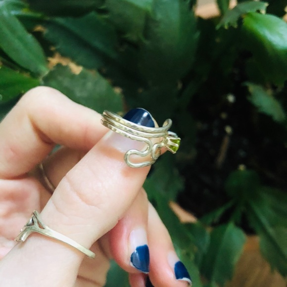 VINTAGE Hammered Metal Abstract Peridot Wrap Ring - Picture 5 of 5
